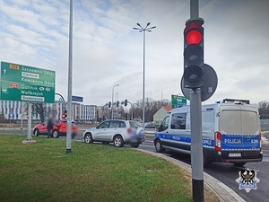 Na zdjęciu radiowóz oraz samochody biorące udział w zdarzeniu drogowy.