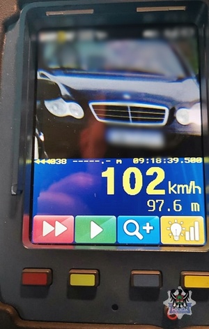 Screen z fotoradaru z prędkością 102 km/h.