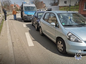 Na zdjęciu uszkodzone pojazdy oraz radiowóz.