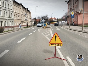 Na zdjęciu miejsce zdarzenia w tym znak uwaga wypadek.