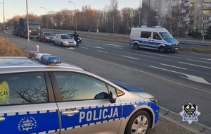 Na zdjęciu policjant podczas badania stanu trzeźwości kierujących.