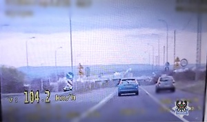 Na zdjęciu prędkość 104 km/h zarejestrowana na wideorejestratorze.