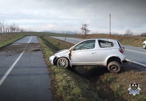 Na zdjęciu uszkodzony w wyniku wypadku samochód osobowy.