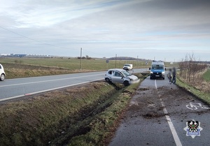 Na zdjęciu uszkodzony w wyniku wypadku samochód osobowy.