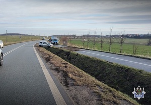 Na zdjęciu uszkodzony w wyniku wypadku samochód osobowy.