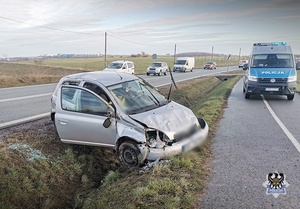 Na zdjęciu uszkodzony w wyniku wypadku samochód osobowy.