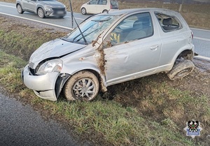 Na zdjęciu uszkodzony w wyniku wypadku samochód osobowy.