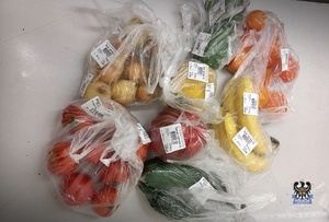Na zdjęciu warzywa i owoce z cenami buraka czerwonego.