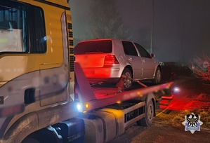 Na zdjęciu przykładowy samochód osobowy na lawecie.