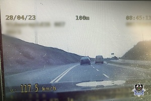 Screen zarejestrowanej prędkości 117 km kontrolowanego samochodu.