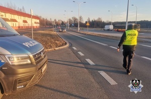 Radiowóz policyjny o policjant zatrzymujący pojazd do kontroli
