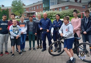 Na zdjęciu policjanci oraz uczestnicy egzaminu na kartę rowerową.