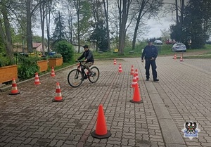 Na zdjęciu policjant oraz uczestnik testu praktycznego.