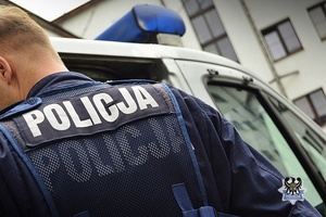 Na zdjęciu policjant zakłada kajdanki zatrzymanemu mężczyźnie.
