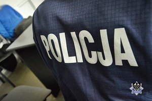 Na zdjęciu policjant zakłada kajdanki zatrzymanemu mężczyźnie.