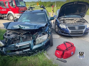 Na zdjęciu uszkodzone w wyniku wypadku drogowego samochody osobowe.