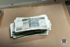 Na zdjęciu odzyskane pieniądze z oszustw na policjanta.
