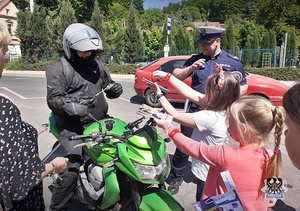 Na zdjęciu policjanci, dzieci oraz kierujący podczas akcji Jabłko i cytryna.