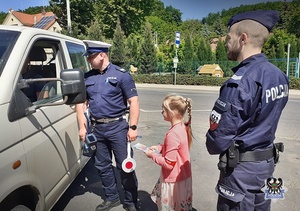 Na zdjęciu policjanci, dzieci oraz kierujący podczas akcji Jabłko i cytryna.