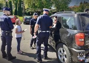 Na zdjęciu policjanci, dzieci oraz kierujący podczas akcji Jabłko i cytryna.