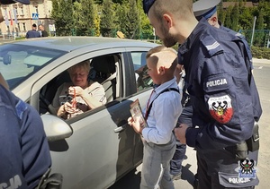 Na zdjęciu policjanci, dzieci oraz kierujący podczas akcji Jabłko i cytryna.