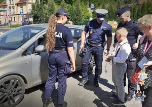 Na zdjęciu policjanci, dzieci oraz kierujący podczas akcji Jabłko i cytryna.