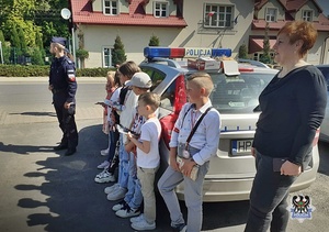 Na zdjęciu policjanci, dzieci oraz kierujący podczas akcji Jabłko i cytryna.