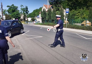 Na zdjęciu policjanci podczas kontroli drogowej.