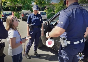 Na zdjęciu policjanci, dzieci oraz kierujący podczas akcji Jabłko i cytryna.