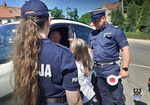 Na zdjęciu policjanci, dzieci oraz kierujący podczas akcji Jabłko i cytryna.