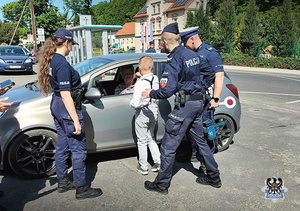 Na zdjęciu policjanci, dzieci oraz kierujący podczas akcji Jabłko i cytryna.