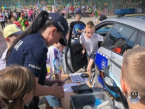 Na zdjęciu policjantka z dziećmi podczas festynu szkolnego przy ul. Limanowskiego w Wałbrzychu.
