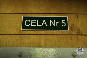 Na zdjęciu drzwi do celi nr 5.