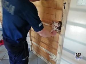 Policjant otwiera  cele policyjną