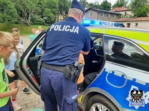 policjant wsadza dziecko do radiowozu