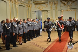 Na zdjęciu policjanci podczas uroczystości Święta Policji w 2023 roku w Teatrze Zdrojowym w Szczawnie-Zdroju.