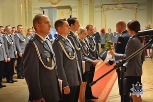 Na zdjęciu policjanci podczas uroczystości Święta Policji w Teatrze Zdrojowym w Szczawnie-Zdroju.