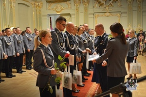 Na zdjęciu policjanci podczas uroczystości Święta Policji w Teatrze Zdrojowym w Szczawnie-Zdroju.