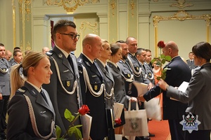 Na zdjęciu policjanci podczas uroczystości Święta Policji w Teatrze Zdrojowym w Szczawnie-Zdroju.