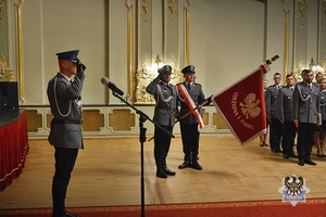 Na zdjęciu policjanci podczas uroczystości Święta Policji w Teatrze Zdrojowym w Szczawnie-Zdroju.