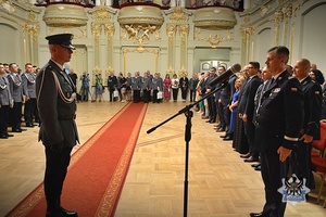 Na zdjęciu policjanci podczas uroczystości Święta Policji w Teatrze Zdrojowym w Szczawnie-Zdroju.