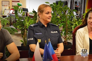 Na zdjęciu policjanci i zaproszeni goście u burmistrza Mieroszowa.