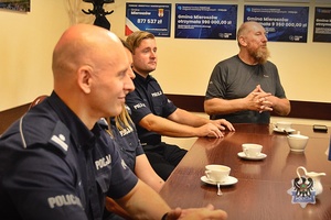 Na zdjęciu policjanci i zaproszeni goście u burmistrza Mieroszowa.