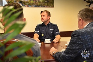 Na zdjęciu policjanci i zaproszeni goście u burmistrza Mieroszowa.