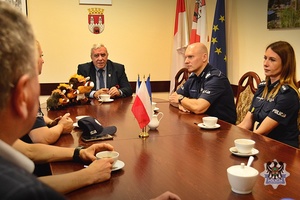 Na zdjęciu policjanci i zaproszeni goście u burmistrza Mieroszowa.