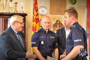 Na zdjęciu policjanci i zaproszeni goście u burmistrza Mieroszowa.