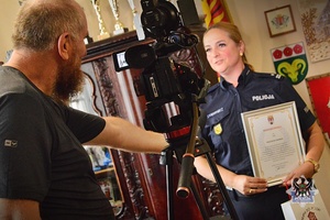 Na zdjęciu policjanci i zaproszeni goście u burmistrza Mieroszowa.