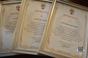 Na zdjęciu podziękowania dla policjantów i mieszkańca Mieroszowa.