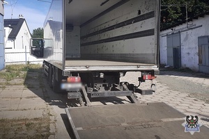 Na zdjęciu zabezpieczony samochód ciężarowy.