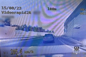 Screen z wideorejestratora z prędkością 105 km/h.